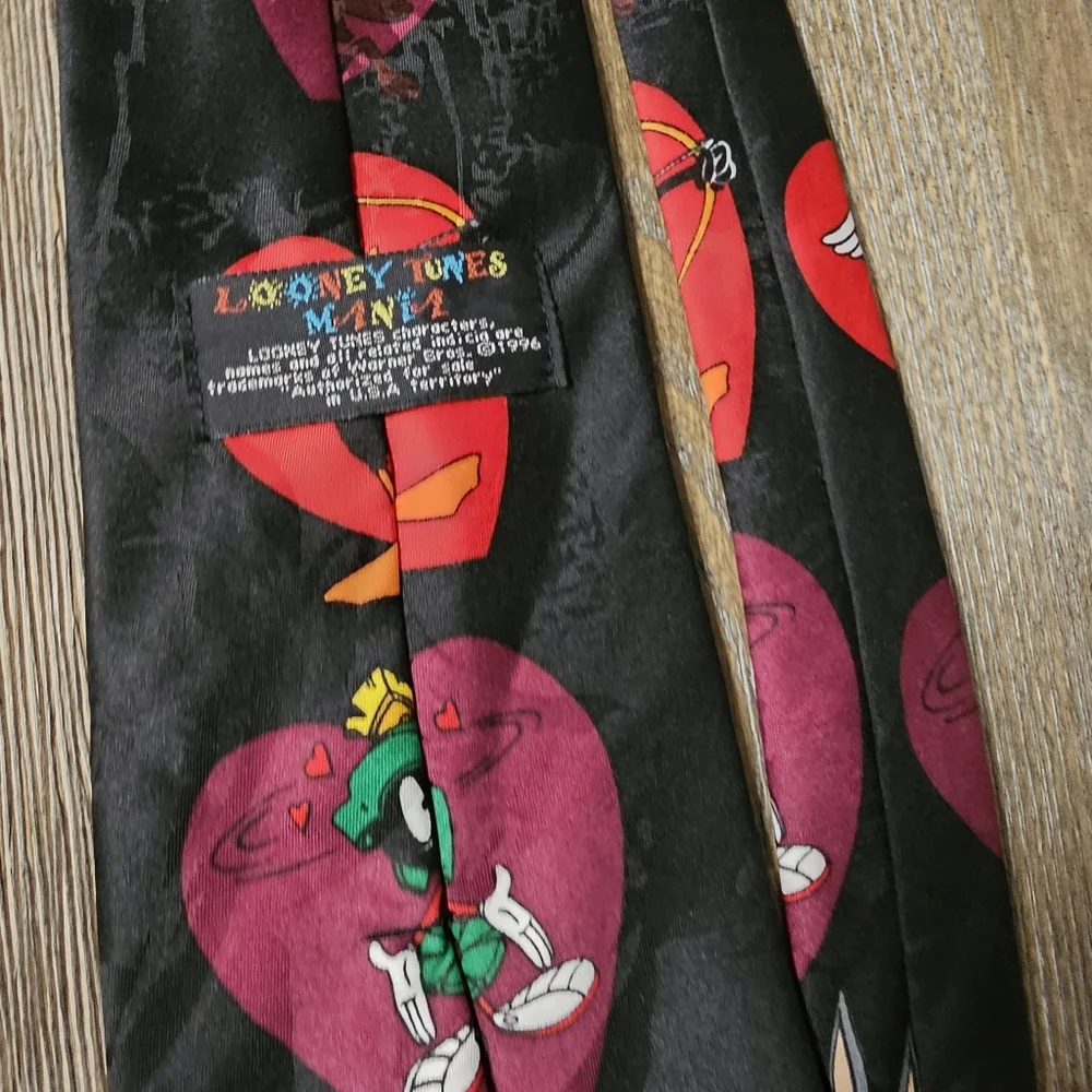 Looney Toons man's Valentine‎ tie. 100% polyester. vintage 1996